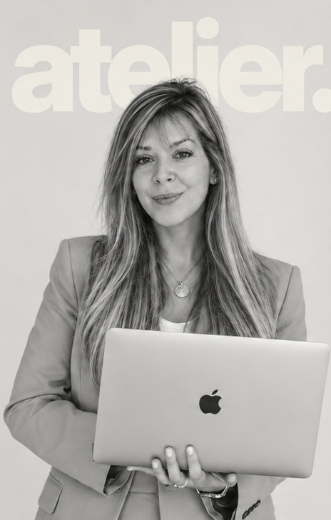 Verónica Castelli con notebook, en blanco y negro